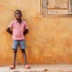 O tempo não cura tudo. Às vezes, ele apenas senta ao nosso lado até que a dor mude de nome full-shot-african-boy-outdoors